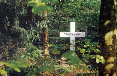 Une croix mise en place par le Souvenir français, en hommage à un soldat