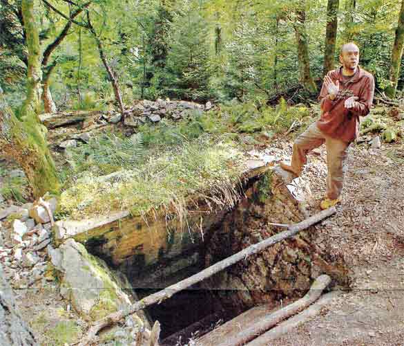 Daniel Roess, historien amateur et président du Souvenir français a imaginé le tracé de ce sentier. Ici, le vestige le plus impressionnant : un abri de tir pour mortier allemand.