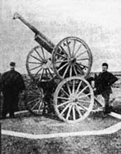 Makeshift carriage for anti-aircraft firing the 75mm field gun model 1897 « stacked » on the trailer for munition