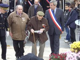 Lazare Ponticelli, l'un des deux derniers poilus, se rendant au monument aux Morts du Kremlin-Bicêtre le 11 novembre 2007