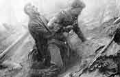 Grande Guerre, soldat allemand aidant un camarade